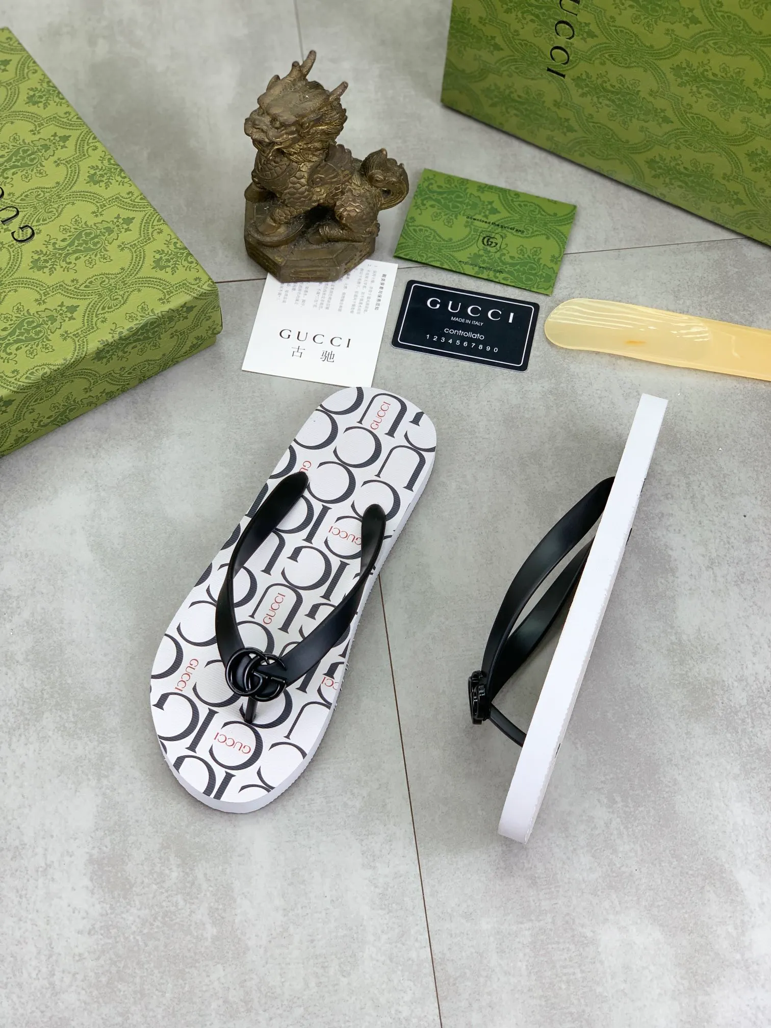 Men's men's shoes 💰P220💰【New style】🆘【GUCCI】Official website's popular Gucci adult couple 🧑‍🤝‍🧑 style, children's flip-flops are on sale at the counter simultaneously! Original fabric imported from Italy. Original bottom provided by the original factory. Size: Adult 36-45. Children’s size: 30-37. Multiple colors available.